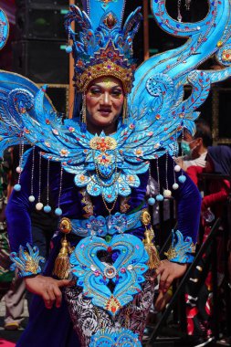 Biro Moda Karnavalı 'na katılan kişi. Bu Endonezya kostüm karnavallarından biri.