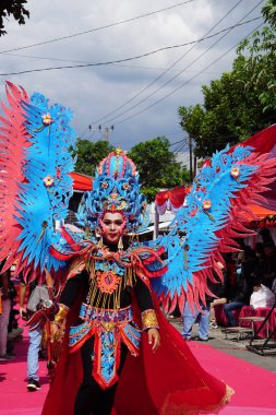 Biro Moda Karnavalı 'na katılan kişi. Bu Endonezya kostüm karnavallarından biri.