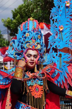 Biro Moda Karnavalı 'na katılan kişi. Bu Endonezya kostüm karnavallarından biri.