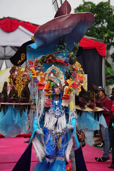 Participante Biro Fashion Carnival Este Uno Los Carnavales Disfraces Indonesia — Foto de Stock