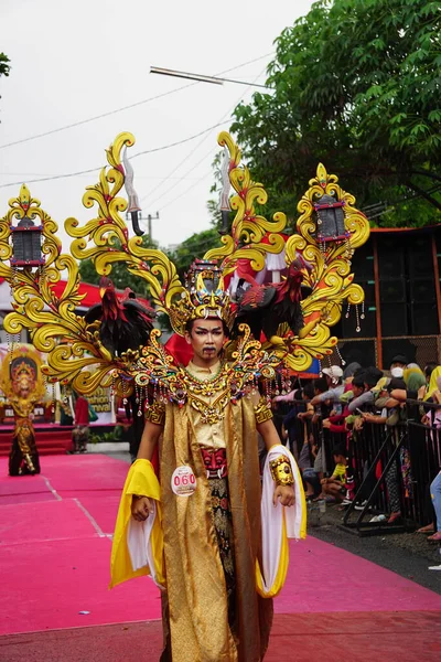 Участник Карнавала Моды Биро Один Индонезийских Костюмированных Карнавалов — стоковое фото