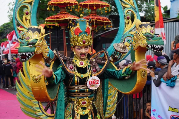 Uczestniczka Karnawału Mody Biro Jeden Indonezyjskich Karnawałów Kostiumów — Zdjęcie stockowe
