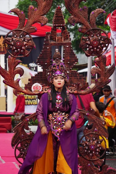 Biro Moda Karnavalı Katılan Kişi Endonezya Kostüm Karnavallarından Biri — Stok fotoğraf