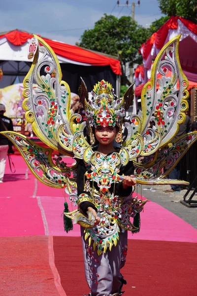 Participante Biro Fashion Carnival Este Uno Los Carnavales Disfraces Indonesia —  Fotos de Stock