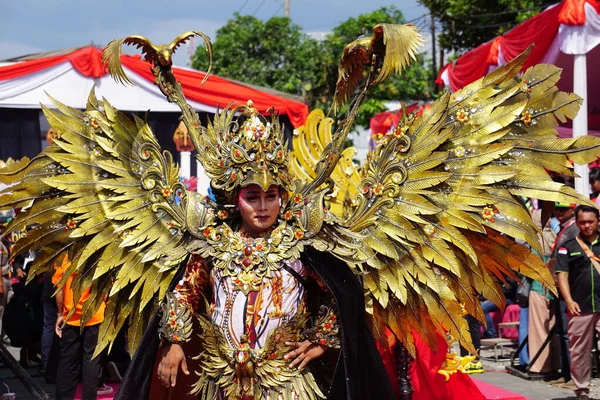 Účastník Biro Fashion Carnival Tohle Jeden Indonéských Karnevalů Kostýmech — Stock fotografie