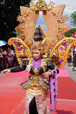 Biro Moda Karnavalı 'na katılan kişi. Bu Endonezya kostüm karnavallarından biri.