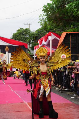Biro Moda Karnavalı 'na katılan kişi. Bu Endonezya kostüm karnavallarından biri.