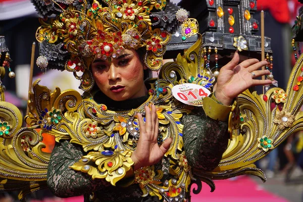 比罗时尚狂欢节的参与者 这是印度尼西亚的一个服装狂欢节 — 图库照片