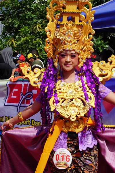 Uczestniczka Karnawału Mody Biro Jeden Indonezyjskich Karnawałów Kostiumów — Zdjęcie stockowe