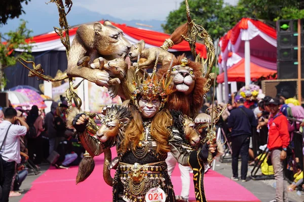 stock image The participant in Biro Fashion Carnival. This is one of the Indonesian costume carnivals