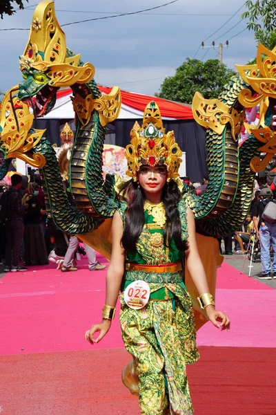 Partecipante Biro Fashion Carnival Questo Uno Dei Carnevali Costume Indonesiano — Foto Stock