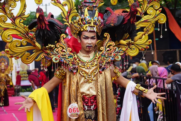 Participant Biro Fashion Carnival Est Des Carnavals Costumés Indonésiens — Photo