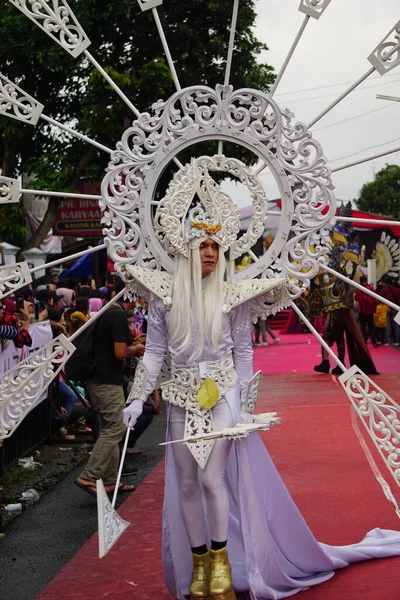 Partecipante Biro Fashion Carnival Questo Uno Dei Carnevali Costume Indonesiano — Foto Stock