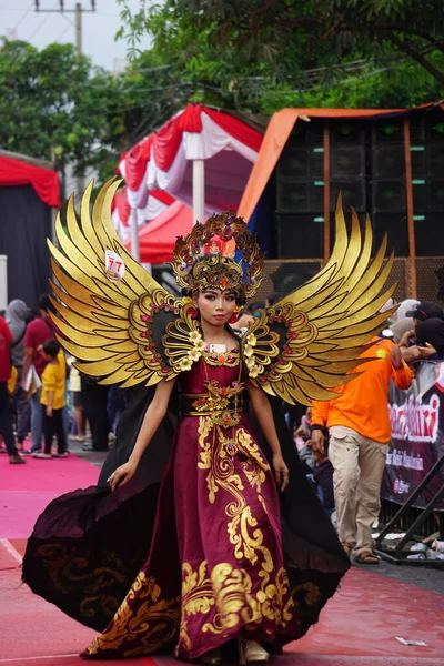 比罗时尚狂欢节的参与者 这是印度尼西亚的一个服装狂欢节 — 图库照片