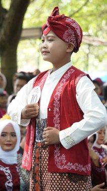 Batik giysili Endonezyalı çocuklar. Bu Batik Endonezya, Kediri 'den geliyor..