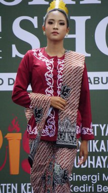 Batik giysili Endonezyalı çocuklar. Bu Batik Endonezya, Kediri 'den geliyor..