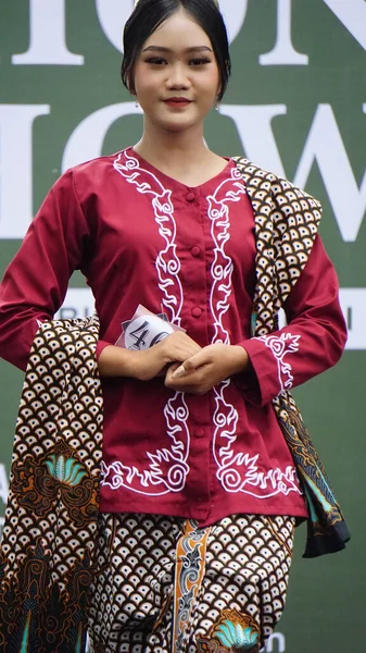 身穿蜡染衣服的印度尼西亚儿童 这种蜡染原产于印度尼西亚的Kediri — 图库照片