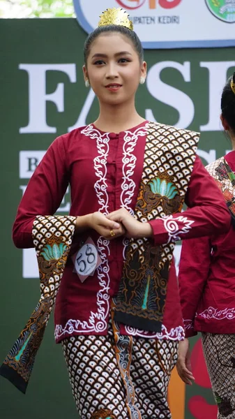 Niños Indonesios Vestidos Con Batik Este Batik Viene Kediri Indonesia —  Fotos de Stock