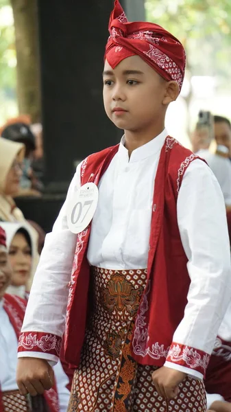 Batik giysili Endonezyalı çocuklar. Bu Batik Endonezya, Kediri 'den geliyor..