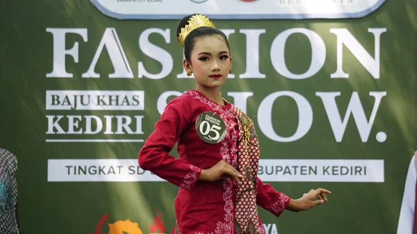 Anak Anak Indonesia Dengan Pakaian Batik Batik Ini Berasal Dari — Stok Foto