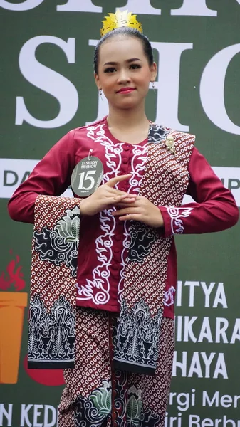 Indonezyjskie Dzieci Batikowych Ubraniach Batik Pochodzi Kediri Indonezji — Zdjęcie stockowe