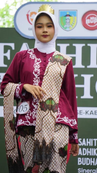 身穿蜡染衣服的印度尼西亚儿童 这种蜡染原产于印度尼西亚的Kediri — 图库照片