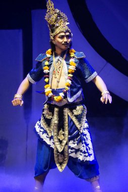 Krishna harimurti (Krishna, liderin efendisi) isimli Kresnayana tiyatrosu. Bu performans Penataran tapınağındaki rahatlamaları gösteriyor.