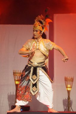 Krishna harimurti (Krishna, liderin efendisi) isimli Kresnayana tiyatrosu. Bu performans Penataran tapınağındaki rahatlamaları gösteriyor.