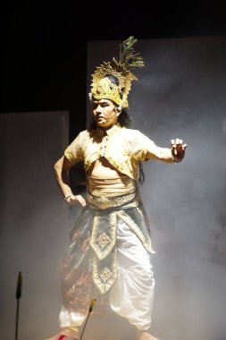 Krishna harimurti (Krishna, liderin efendisi) isimli Kresnayana tiyatrosu. Bu performans Penataran tapınağındaki rahatlamaları gösteriyor.