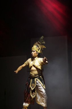 Krishna harimurti (Krishna, liderin efendisi) isimli Kresnayana tiyatrosu. Bu performans Penataran tapınağındaki rahatlamaları gösteriyor.