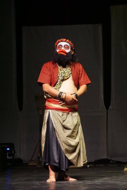 Krishna harimurti (Krishna, liderin efendisi) isimli Kresnayana tiyatrosu. Bu performans Penataran tapınağındaki rahatlamaları gösteriyor.