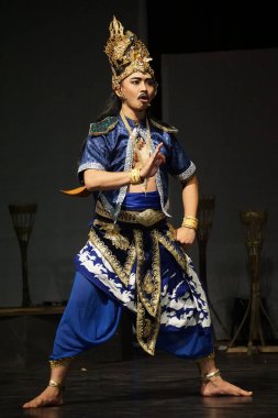 Krishna harimurti (Krishna, liderin efendisi) isimli Kresnayana tiyatrosu. Bu performans Penataran tapınağındaki rahatlamaları gösteriyor.