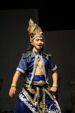 Krishna harimurti (Krishna, liderin efendisi) isimli Kresnayana tiyatrosu. Bu performans Penataran tapınağındaki rahatlamaları gösteriyor.