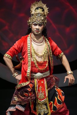 Krishna harimurti (Krishna, liderin efendisi) isimli Kresnayana tiyatrosu. Bu performans Penataran tapınağındaki rahatlamaları gösteriyor.