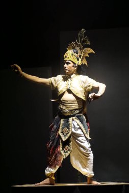 Krishna harimurti (Krishna, liderin efendisi) isimli Kresnayana tiyatrosu. Bu performans Penataran tapınağındaki rahatlamaları gösteriyor.