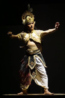 Krishna harimurti (Krishna, liderin efendisi) isimli Kresnayana tiyatrosu. Bu performans Penataran tapınağındaki rahatlamaları gösteriyor.