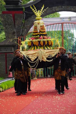 Tulungagung 'un yıldönümü (Bersih Nagari) töreninde Cava yemekleri (tümpeng). Tumpeng bazı durumlarda sunulan yemektir.