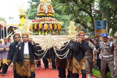 Tulungagung 'un yıldönümü (Bersih Nagari) töreninde Cava yemekleri (tümpeng). Tumpeng bazı durumlarda sunulan yemektir.