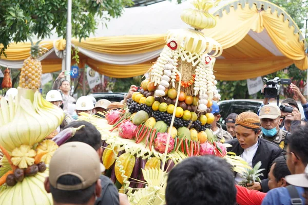 Jawajski Posiłek Barkach Tumpeng Podczas Obchodów Rocznicy Tulungagung Bersih Nagari — Zdjęcie stockowe