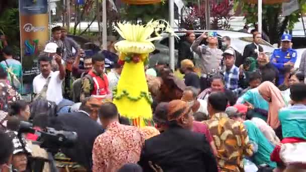 Javanesisk Luftet Mat Tumpeng Seremonien Tulungagungungungungungungungs Jubileum Bersih Nagari Tumpeng – stockvideo
