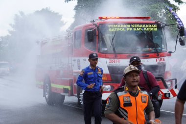 Kırmızı itfaiye aracı yolda.