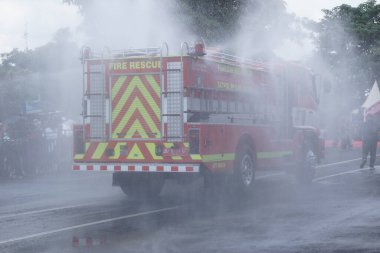 Kırmızı itfaiye aracı yolda.