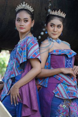 Batik elbiseli Endonezya modeli