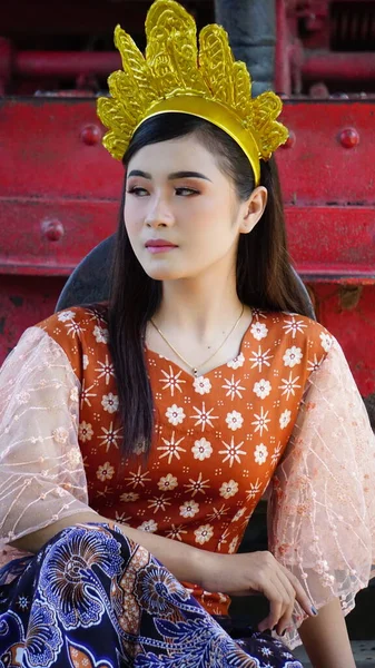 Indonesisk Modell Med Batik Kläder — Stockfoto