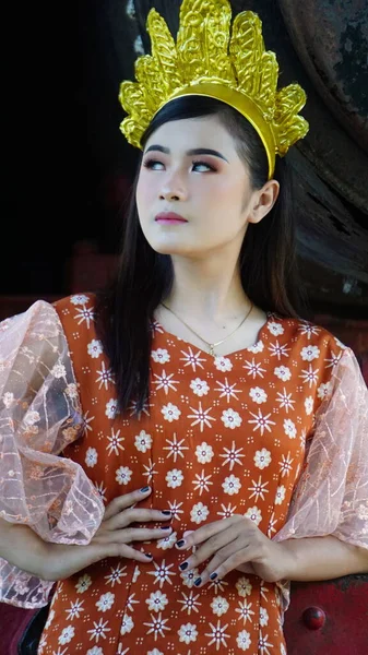 Modelo Indonésio Com Roupas Batik — Fotografia de Stock