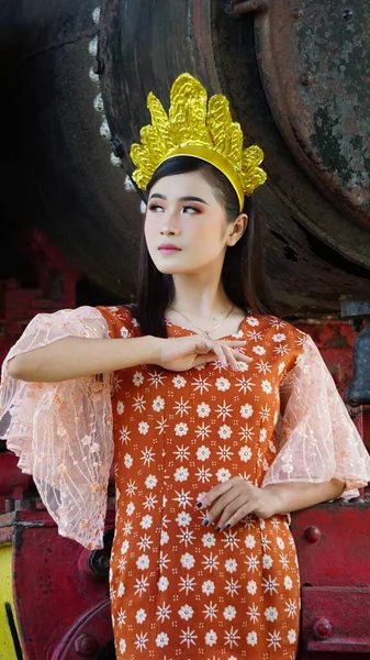 穿着蜡染衣服的印度尼西亚模特 — 图库照片