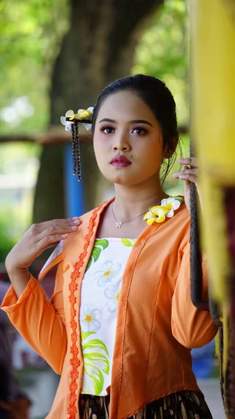 Model Indonesia Dengan Pakaian Batik — Stok Foto