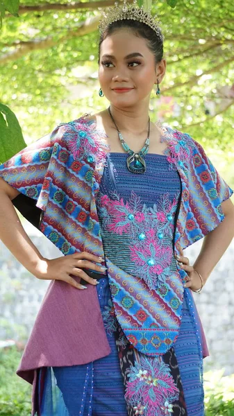 Индонезийская Модель Батиковой Одежде — стоковое фото