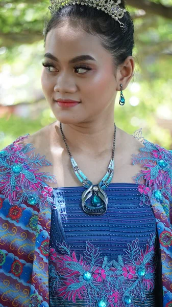 Modelo Indonesio Con Ropa Batik —  Fotos de Stock