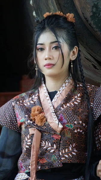 Modelo Indonésio Com Roupas Batik — Fotografia de Stock